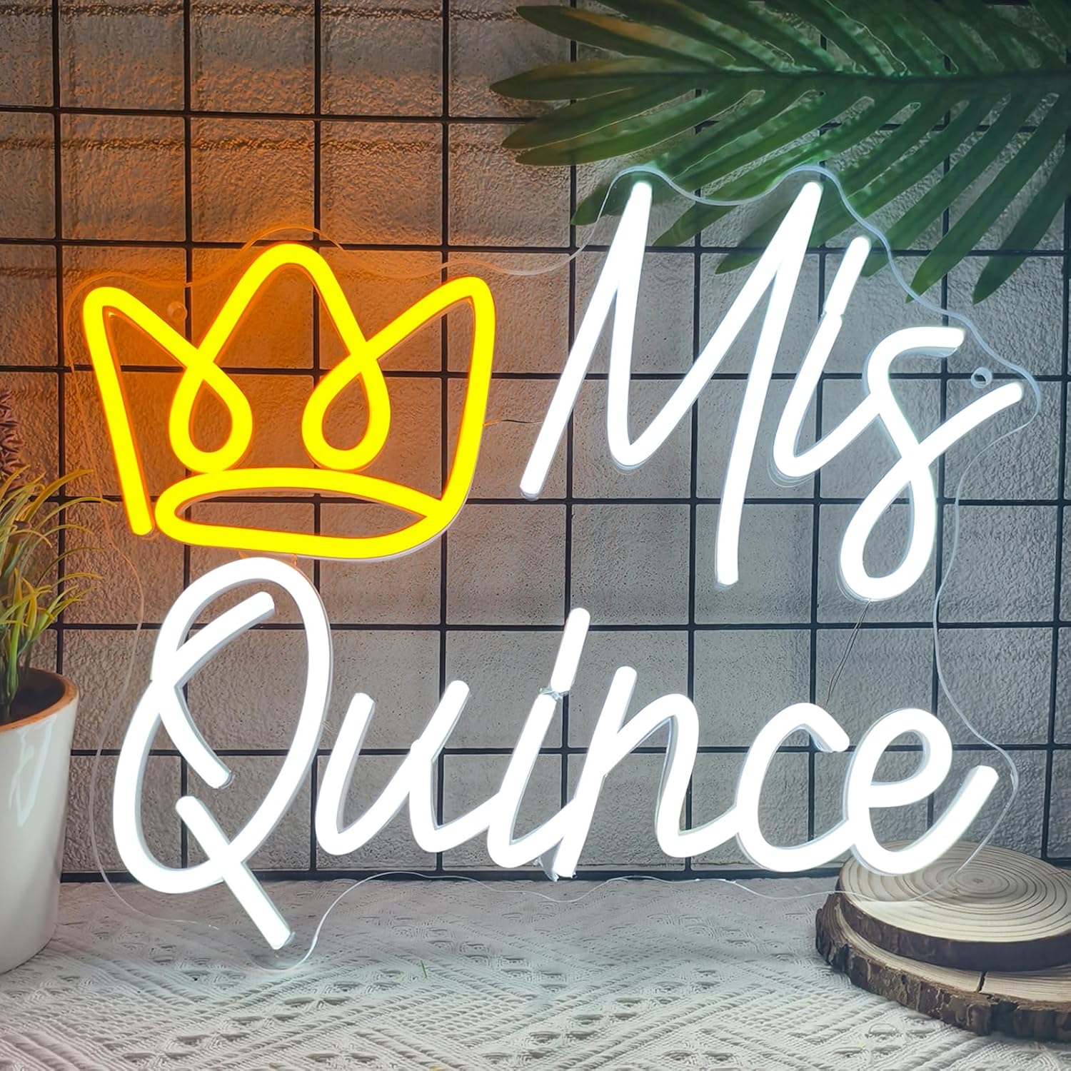 Outdoor Power For Christmas Lights - Neonowy znak Mis Quince, zasilany przez